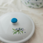 CONTENEDOR GRANDE CON TAPA FLORES Y OLIVO - Imagen 3