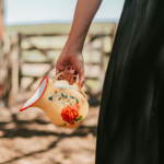 JARRA BOMBÉ BORDE ROJO ROSAS - Imagen 2