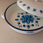 FUENTE REDONDA CON TAPA Y ASAS FLORES AZULES - Imagen 5