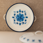 FUENTE REDONDA CON TAPA Y ASAS FLORES AZULES - Imagen 4