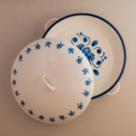 FUENTE REDONDA CON TAPA Y ASAS FLORES AZULES