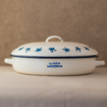 FUENTE REDONDA CON TAPA Y ASAS FLORES AZULES - Imagen 3