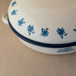 FUENTE REDONDA CON TAPA Y ASAS FLORES AZULES - Imagen 6