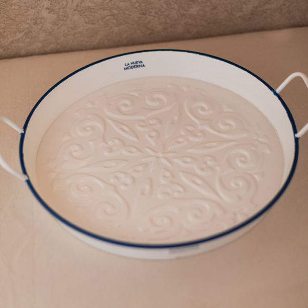 BANDEJA DECORATIVA CON ASAS FLORES AZULES