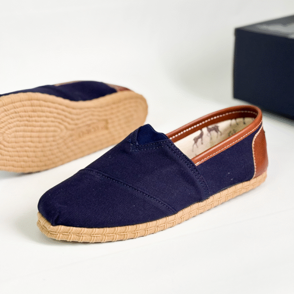 ALPARGATA NAICO COMBINADA AZUL Y CUERO